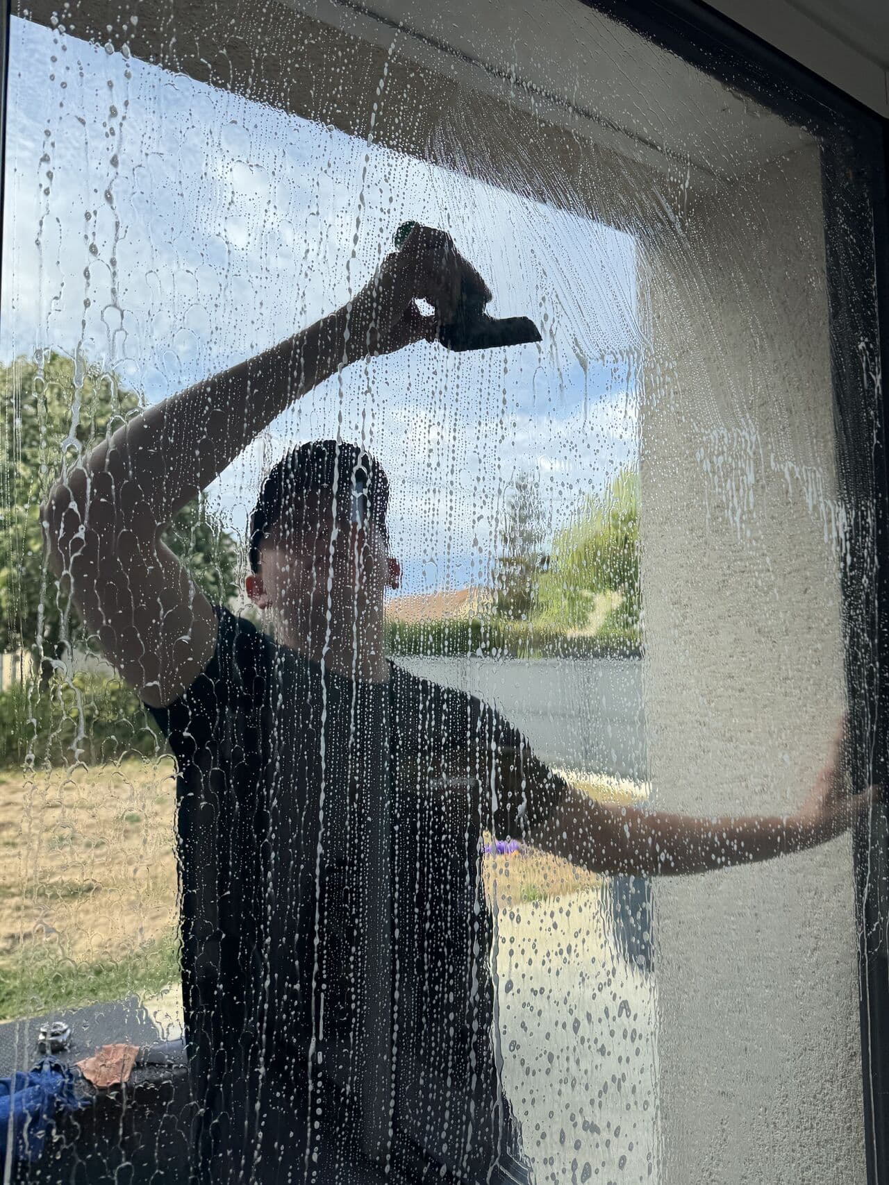 Professionnel nettoyant une vitre